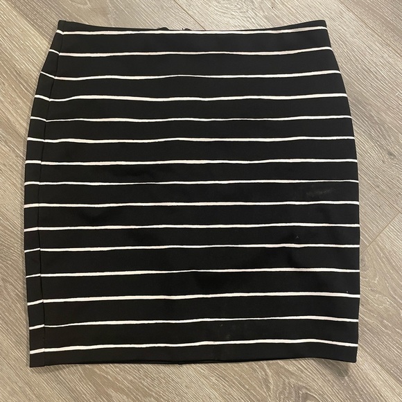 Women’s size 12 stretchy mini skirt - Picture 1 of 2